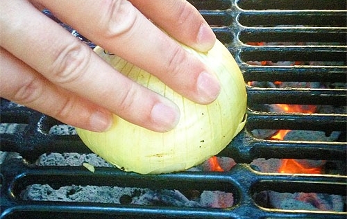 grilling-tip-onion-apply-to-grill